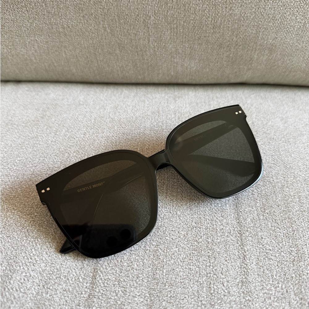 GENTLE MONSTER Women’s Black Oversized Cat-Eye Sunglasses